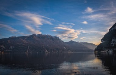 İtalya 'nın Riva Del Garda şehrinde Garda Gölü' nde gün batımı öncesi akşam manzarası. Ocak 2023.