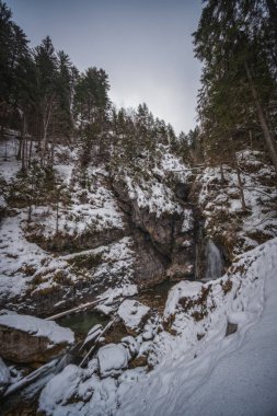 İtalya 'nın kuzeyindeki Trento Özerk Bölgesi, Dimaro' daki Pison şelalesine kış manzarası. Ocak 2023. Uzun pozlama resmi
