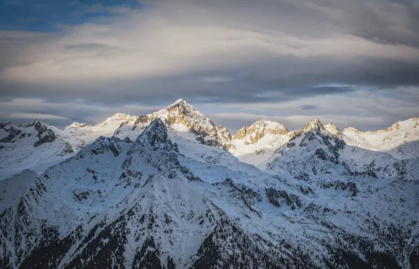 Dolomitok Hegyei Egy Gyönyörű Téli Napon Pinzolo Síközpont Olaszország 2023 — Stock Fotó