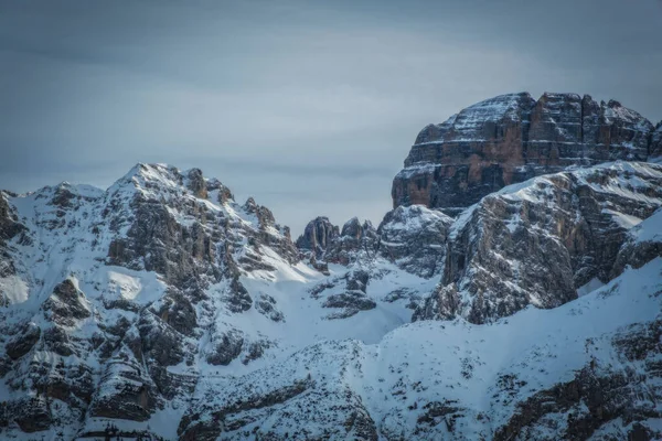 意大利著名的阿尔卑斯山脉布伦塔白云石 意大利平佐洛的玛丹娜山脉山坡上的雪 Ski度假胜地在意大利 2023年1月 — 图库照片