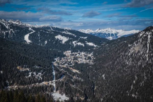 スキーリゾートマドンナ カンピリオ イタリアの空中ビュー 朝は冬の季節です 背景には澄んだ青い空 2023年1月 — ストック写真