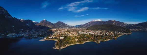 リヴァ ガルダの街 最大のイタリアの湖の北部に位置 ガルダ 2023年1月のパノラマ空撮 — ストック写真