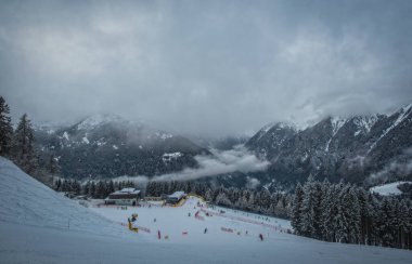 İtalya 'da kayak, Dolomitler, Madonna di Campiglio, Pinzolo. Ocak 2023 'te bulutlu bir kış günü
