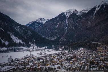 İHA 'lı hava fotoğrafçılığı. Pinzolo İtalya 'nın kış aylarındaki kayak merkezinin harika manzarası. Ocak 2023