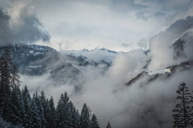 İtalya 'da kayak, Dolomitler, Madonna di Campiglio, Pinzolo. Ocak 2023 'te bulutlu bir kış günü