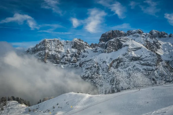 素晴らしい雲とアルプスマドンナ カンピグリオ ピンゾロ イタリアのブレンタ ドロミテの美しい景色 2023年1月 — ストック写真