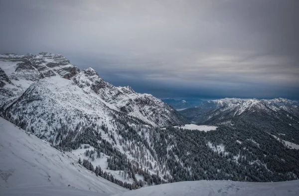 이탈리아에서의 Dolomites Madonna Campiglio Pinzolo 구름낀 겨울날 2023 — 스톡 사진