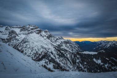 Taze karlı bir kış gününde gün doğumu. İtalya, Trentino Alto Adige, Pinzolo ve Madonna di Campiglio. Ocak 2023