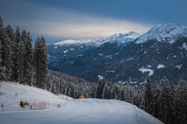 Kayak merkezi Folgarida - Val di Sole 'da Marilleva ve Brenta Dolomites, Monte Vigo, Pinzolo, Trento Özerk Bölgesi manzaralı. Trentino Bölgesi, Yukarı Adige, İtalya. Ocak 2023