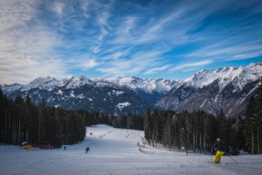 Kayak merkezi Folgarida - Val di Sole 'da Marilleva ve Brenta Dolomites, Monte Vigo, Pinzolo, Trento Özerk Bölgesi manzaralı. Trentino Bölgesi, Yukarı Adige, İtalya. Ocak 2023