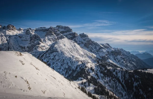 有名なイタリアアルプスブレンタドロミテ アルプスマドンナ カンピリオ ピノロ イタリアの斜面に雪 イタリアにスキーリゾート 2023年1月 — ストック写真