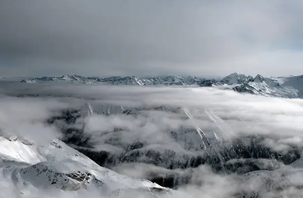 スキーはオーストリア アルプスでヒンタートゥクス氷河の上に残壁します 3250 メートルの高さ — ストック写真
