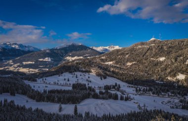Techendorf yakınlarında bir dağ vadisi ve Karinthia 'da Weissensee Gölü veya Karnten, Avusturya. Panoramik hava aracı resmi. Ocak 2022