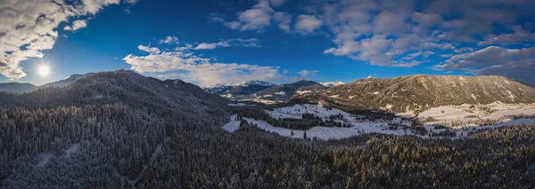 テクエンドルフの近くの山の谷と オーストリアのカルンテンのヴァイセンゼー湖 パノラマの空中ドローン画像 2022年1月 — ストック写真