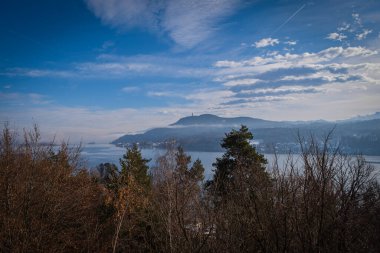 Avusturya Alpleri 'ndeki Worthersee Dağı Gölü. Carinthia eyaletindeki Avusturya manzarası. Portschach kasabası ben Worther See. Ocak 2022