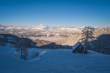 Nassfeld kayak merkezindeki kış mevsiminde Alp manzarası. Carinthia, Avusturya. Ocak 2022