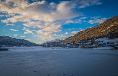 Weissensee, Carinthia, Avusturya - Ocak 2022 Weissensee Gölü, soğuk bir kış gününde