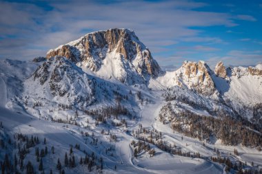 Hermagor, Avusturya yakınlarındaki dağlık kayak merkezi Nassfeld 'de. İyi hazırlanmış yamaçların sabah manzarası. Ocak 2022