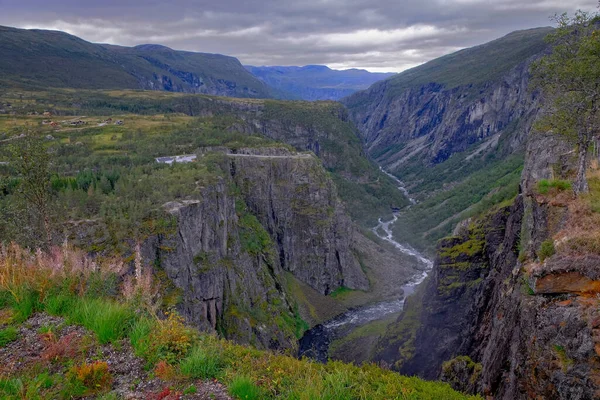 夏季在挪威马博达伦山谷Voringsfossen瀑布附近的景观 国家旅游Hardanger Vidda路线 旅游7号公路 Eidfjord观光游览 — 图库照片