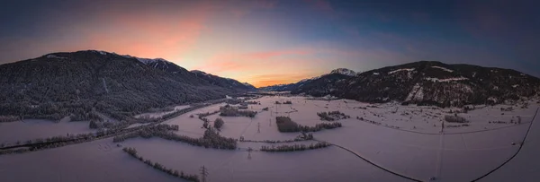 イタリアとオーストリアの国境にあるトレスドルフ近くのワイデグ山頂のパノラマビュー ナッシュフェルトスキー場は5Km 2022年1月ドローン空撮 ストック画像