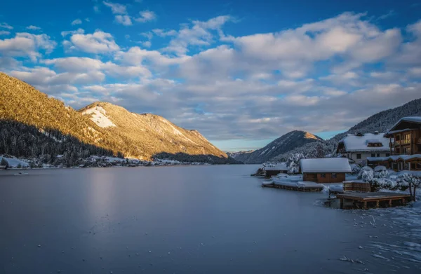 Techendorf Atardecer Lago Congelado Cubierto Nieve Weissensee Carintia Austria Enero —  Fotos de Stock