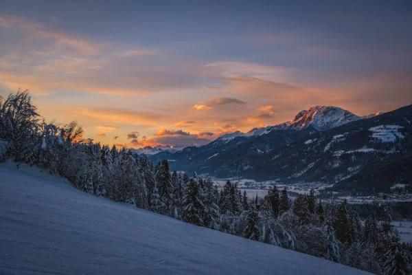 Alpenglow Při Západu Slunce Vrcholu Hory Lyžařském Středisku Nassfeld Korutany — Stock fotografie