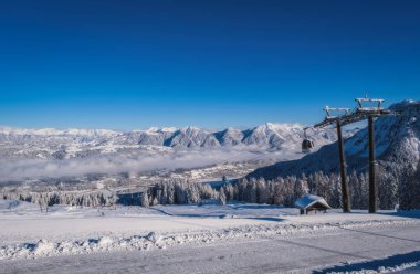 Güneşli kış gününde dağ kayak merkezi Nassfeld. Carinthia, Avusturya. Ocak 2022