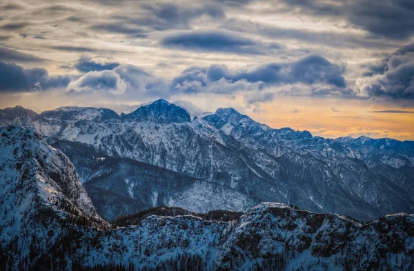 리조트인 슈펠트는 오스트리아 헤르마 근처에 있는데 아침에는 아무도 산비탈을 바라본다 — 스톡 사진
