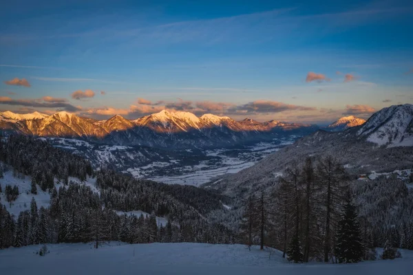 Alpenglow Bei Sonnenuntergang Auf Dem Gipfel Des Skigebiets Nassfeld Kärnten — Stockfoto