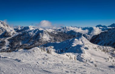 Nassfeld kayak merkezindeki kış mevsiminde Alp manzarası. Carinthia, Avusturya. Ocak 2022