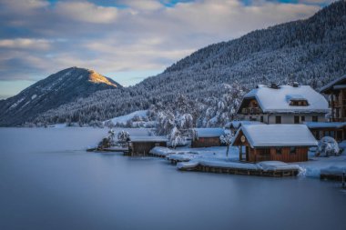 Techendorf gün batımında Weissensee Gölü, Carinthia, Avusturya karla kaplıydı. Ocak 2022