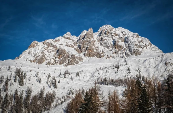 리조트인 슈펠트는 오스트리아 헤르마 근처에 있는데 아침에는 아무도 산비탈을 바라본다 — 스톡 사진