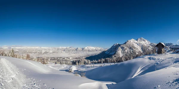 在阳光明媚的冬日 纳斯菲尔德山地滑雪胜地 奥地利卡林西亚 2022年1月 — 图库照片