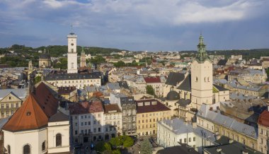 Ukrayna 'nın Lviv kentindeki eski şehrin çatıları. Avrupa şehrinin büyülü atmosferi. Şehir simgesi, belediye binası ve ana meydan. Drone fotoğrafı.