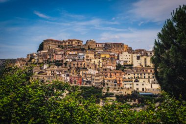 Ragusa şehrinin panoramik manzarası. Sicilya adası, İtalya. Haziran 2023