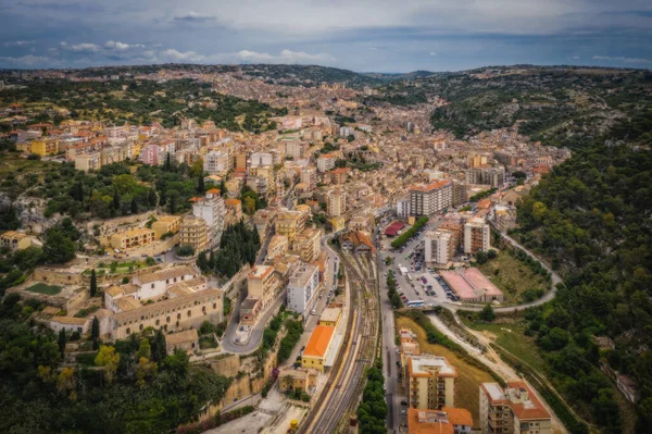İtalya, Sicilya 'daki Modica şehrinin havadan panoramik görüntüsü. Haziran 2023