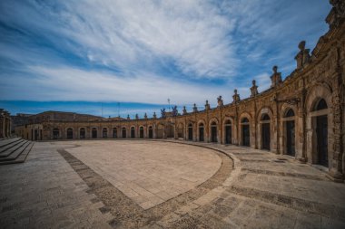 Sinatra 'nın Loggia' sı Ispica, Ragusa, Sicilya, İtalya 'daki Santa Maria Maggiore Bazilikası' nın meydanında. Haziran 2023