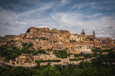 Ragusa şehrinin panoramik manzarası. Sicilya adası, İtalya. Haziran 2023