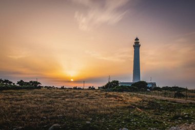 Gün batımında San Vito Lo Capo Deniz Feneri. Sicilya, İtalya. Uzun pozlama fotoğrafı, Haziran 2023