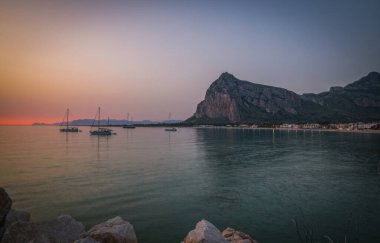 Tyrhenian Koyu 'nda güneşin doğuşu. San Vito lo Capo ve Monte Monaco, Sicilya, İtalya 'da. Haziran 2023, Panoramik resim