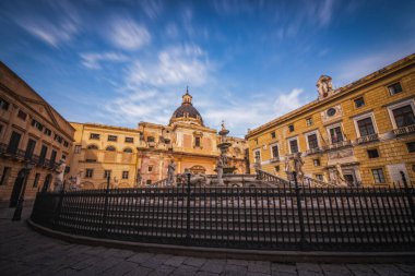 Palermo, Sicilya, İtalya: Barok Piazza Pretoria. Bu simge aynı zamanda Utanç Meydanı olarak da bilinir ve tarihi Palermo şehrinin tam merkezinde yer almaktadır. Haziran 2023, uzun pozlama resmi.