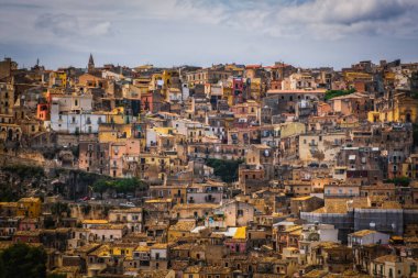 Ragusa Ibla, Sicilya, İtalya 'da sıkıca toplanmış evlerin ayrıntıları. Haziran 2023