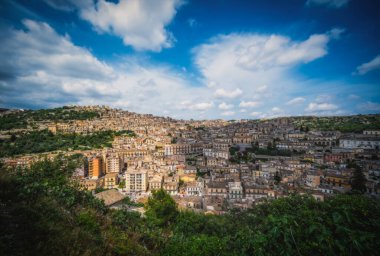 İtalya, Sicilya, Modica Ragusa Eyaleti, barok kasabasının panoramik manzarası. Haziran 2023