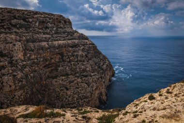Malta 'da Blue Grotto yakınlarındaki kayalıklar ve kayalıklar. Wed I-urrieq, Malta 'nın güneybatısında, Urieq' in güneybatısında. Haziran 2023