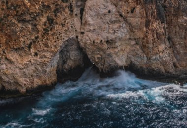 Malta 'da Blue Grotto yakınlarındaki kayalıklar ve kayalıklar. Wed I-urrieq, Malta 'nın güneybatısında, Urieq' in güneybatısında. Haziran 2023