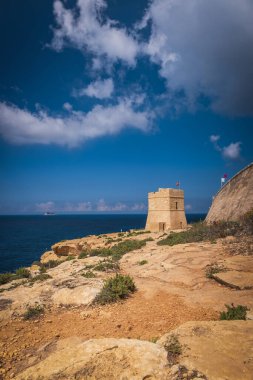 Torri Xutu. Arka planda Filfla adası olan Malta 'nın Blue Grotto' su yakınlarındaki antik gözetleme kulesi. Haziran 2023