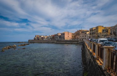 Siracusa, Ortigia Adası, Sicilya, İtalya. Isola di Ortigia, İtalya, Sicilya 'daki Syracuse şehrindeki Ortigia adasının kıyısında. Sahil kasabası Syracuse, Sicilya ve eski Ortigia adası. Haziran 2023