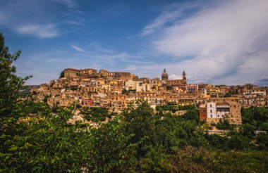 Ragusa şehrinin panoramik manzarası. Sicilya adası, İtalya. Haziran 2023