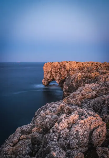 Su kayayı kazıyor ama bir fili şekillendiren ışık. İtalya, Sicilya, Haziran 2023. Uzun pozlama resmi.