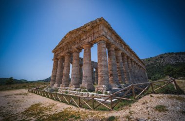 İtalya 'nın Sicilya kentindeki antik Segesta kentindeki Yunan tapınağının kalıntıları. Haziran 2023
